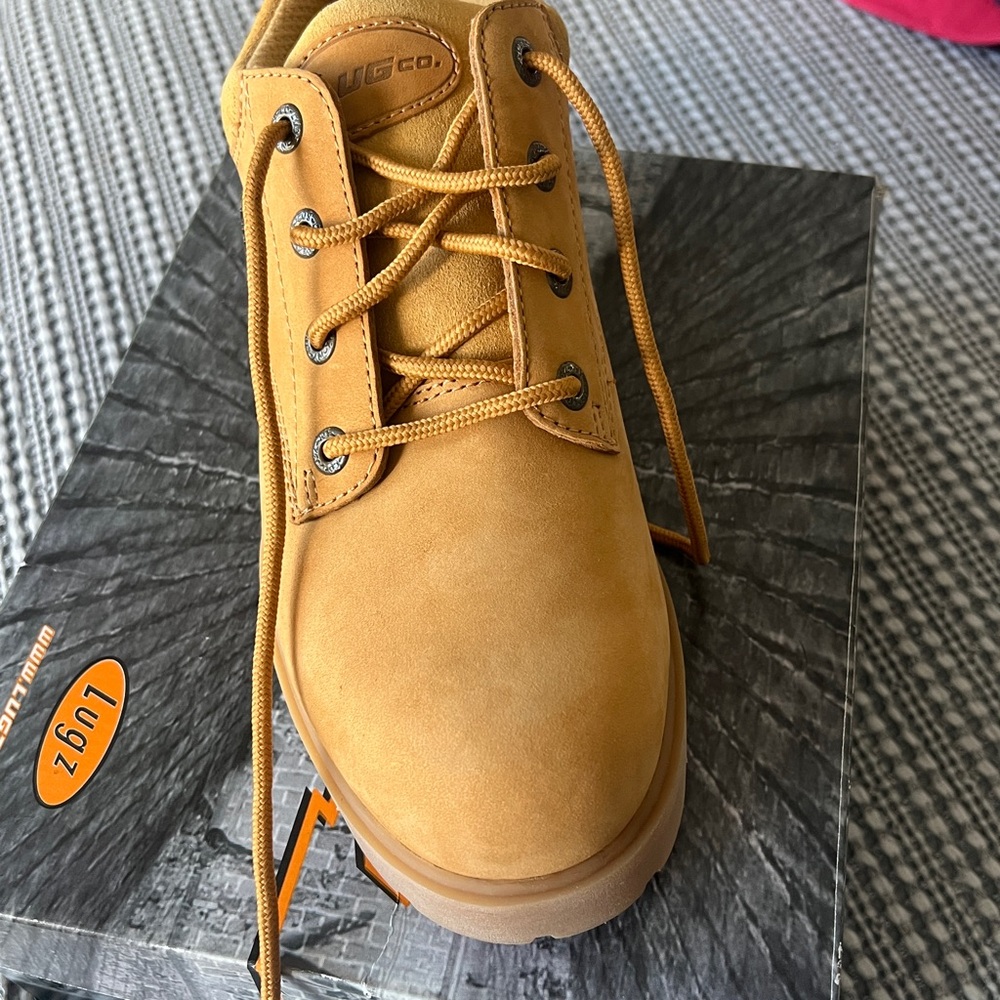 Size 9, men’s low rise winter boots.  Great for slow, cold weather!